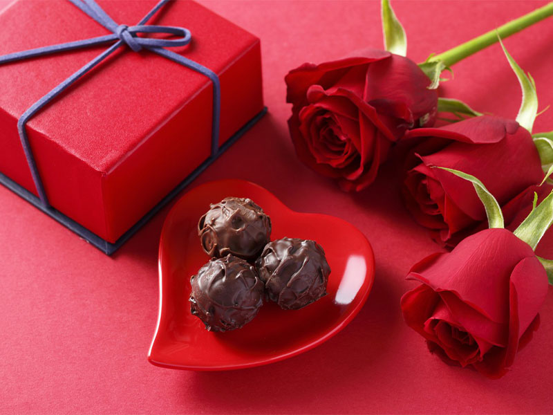 گل رز و شکلات برای کادو ولنتاین